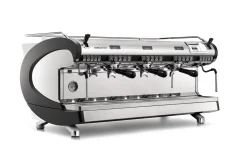 Cafetera profesional de palanca Nuova Simonelli Aurelia Wave T3 3GR en acabado negro con cuatro calderas para optimizar la preparación del café.