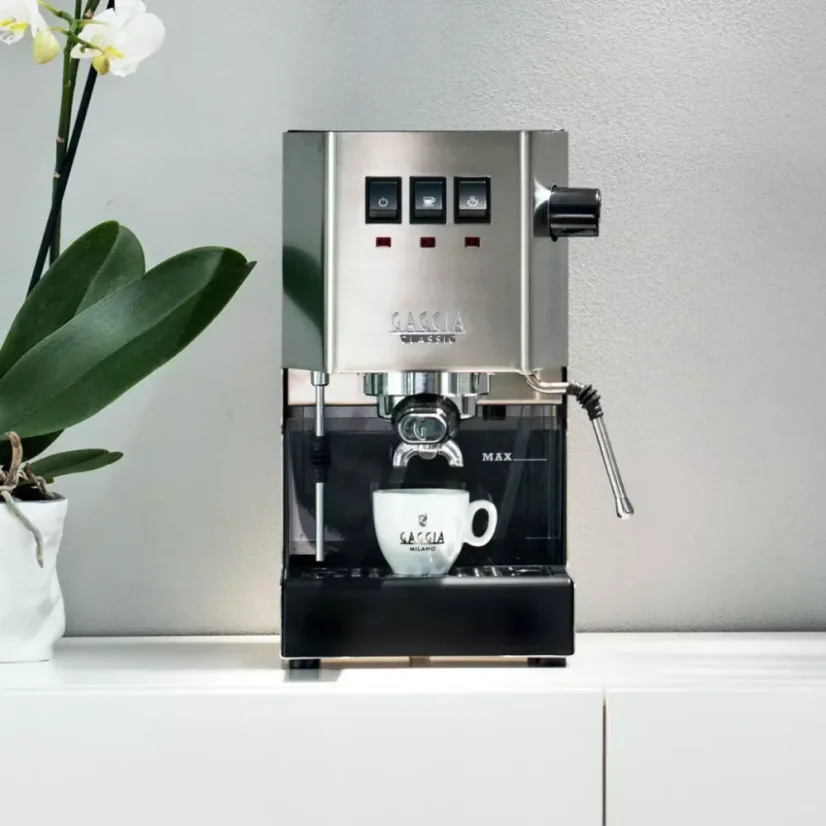 Gaggia New Classic EVO in elegantem silbernen Design ist eine Haushalts-Espressomaschine mit 230V, die hervorragenden Kaffeegeschmack direkt zu Ihnen nach Hause bringt.