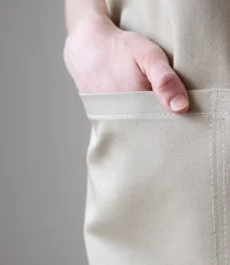 Beige Barista-Schürze, Detailansicht der Tasche Beige Barista-Schürze, Detailansicht der Tasche
