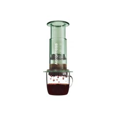 El Aeropress Clear Coffee Press tiene un hermoso diseño verde limpio. El Aeropress Clear Coffee Press tiene un hermoso diseño verde limpio.