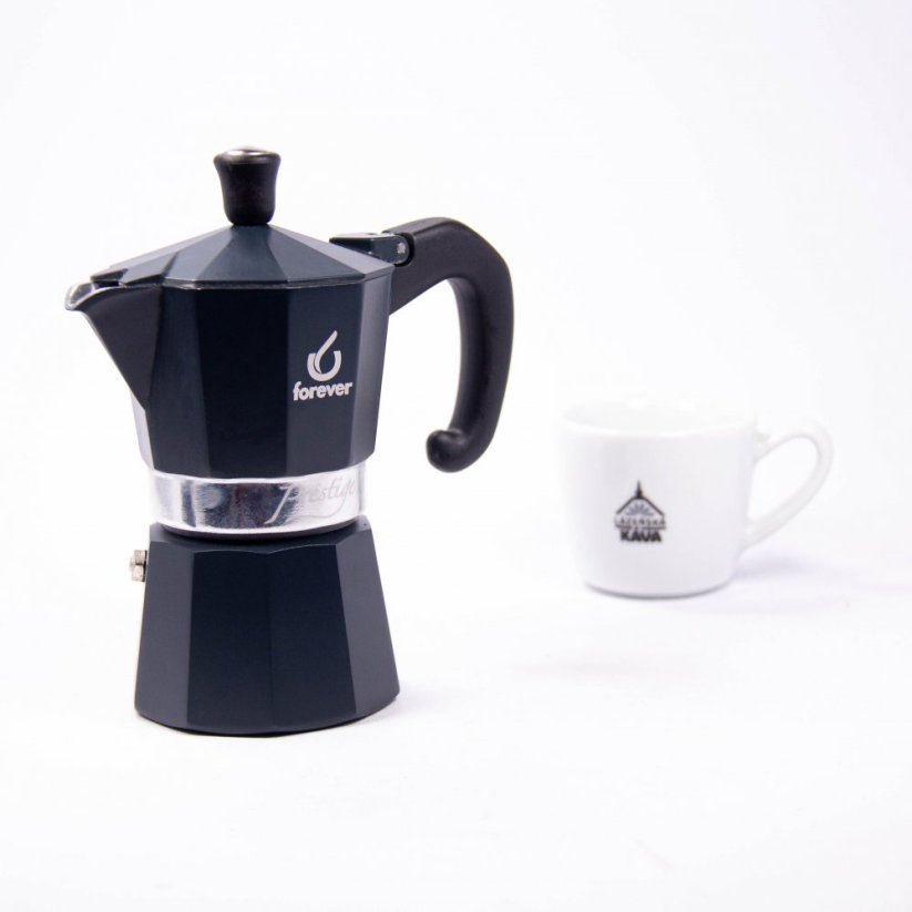 Cafetera moka negra de Forever Prestige Noblesse para dos tazas de café y una taza de espresso al fondo.