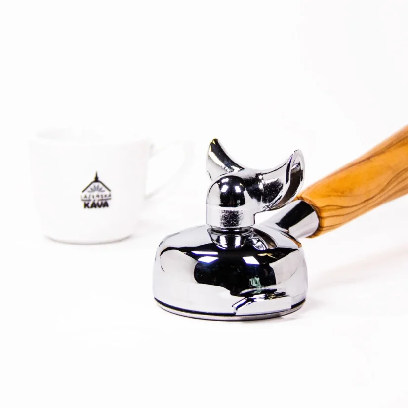 Portafilter Heavy Tamper double 58 mm s drevenou rukoväťou vyrobenou z javoru.