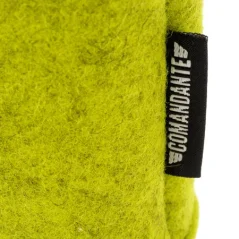 Étui Comandante C40 Felt Sleeve en couleur pistache, conçu pour protéger les moulins à café manuels.