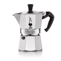 Zilveren Bialetti mokapot met zwart handvat voor 3 kopjes op een witte achtergrond