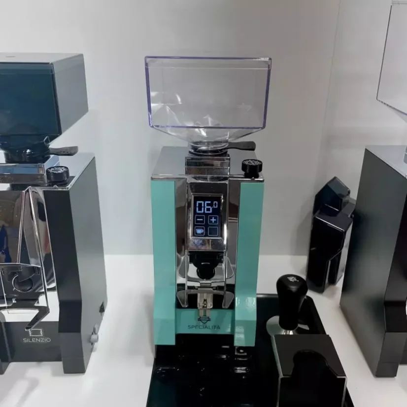 Kaffeemühle Eureka Mignon Specialita in Tiffany-Blau mit einer Geschwindigkeit von 1350 Umdrehungen pro Minute.