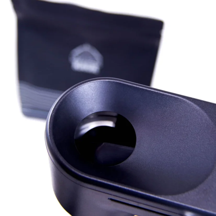 Handmatige koffiemolen Goat Story Arco 2-in-1 met designer label, ideaal voor koffieliefhebbers.