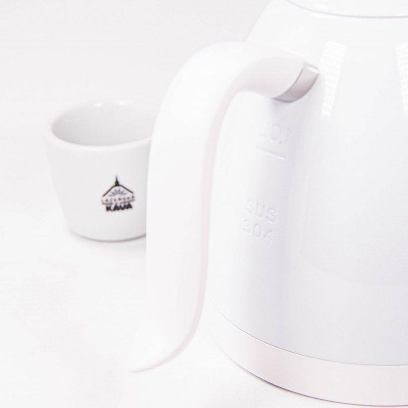 Grip the kettle for comfortable handling.