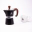 Forever Prestige Radica moka pot naast het espresso kopje met het Spa Coffee logo.