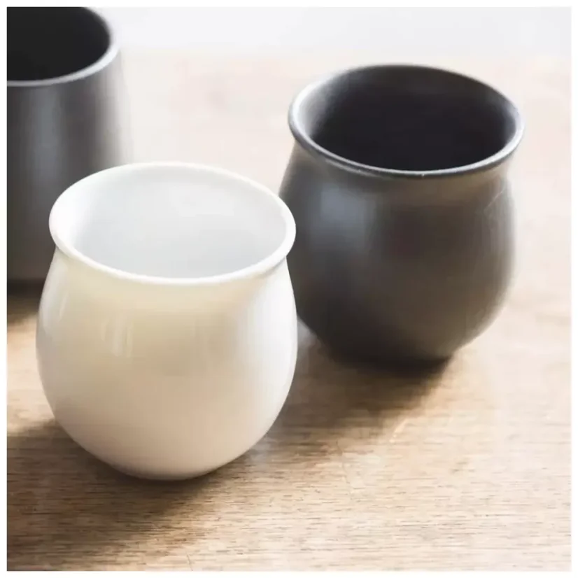 Cana elegantă de culoare neagră Origami Pinot Flavor Cup cu o capacitate de 200 ml este alegerea ideală pentru cafeaua filtrată.