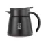 La carafe isotherme V60-02 en noir d'une capacité de 600 ml gardera votre café chaud plus longtemps. La carafe isotherme V60-02 en noir d'une capacité de 600 ml gardera votre café chaud plus longtemps.