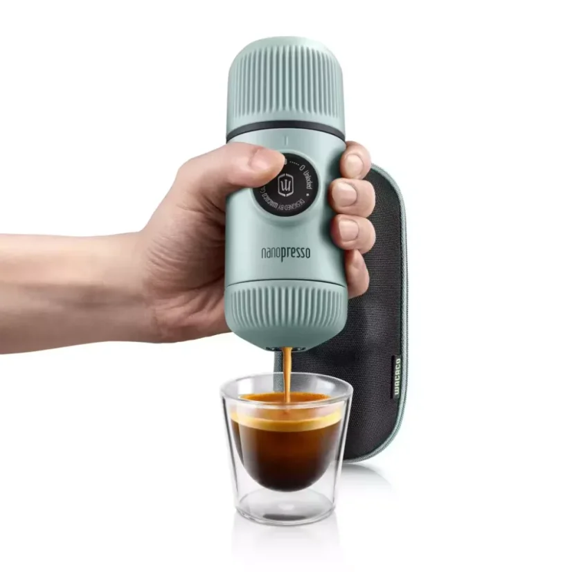 Wacaco Nanopresso in blauer Farbe.