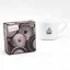 Košík IMS dans une boîte originale rose-grise sur fond blanc avec une tasse. Košík IMS dans une boîte originale rose-grise sur fond blanc avec une tasse.