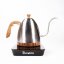 Strieborná kanvica Brewista s husím krkom na dokonalú extrakciu filtrovanej kávy.