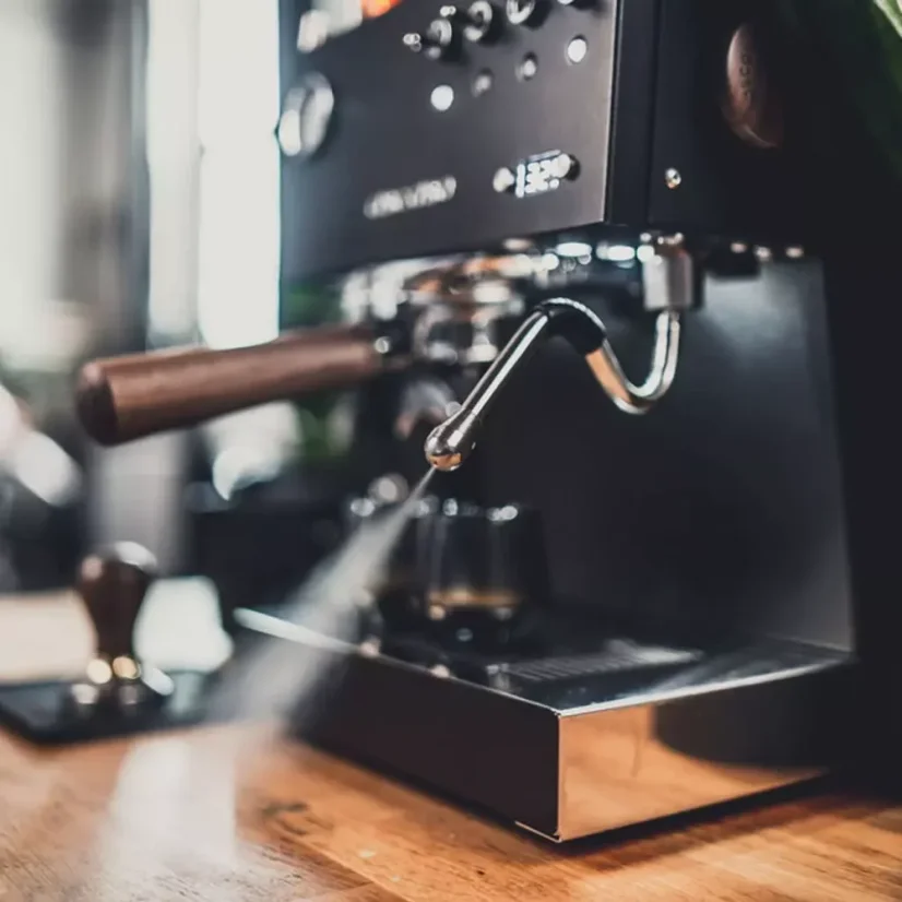 Haushalts-Espressomaschine Ascaso Steel UNO Black mit Edelstahlkessel, ideal für die Zubereitung von Espresso.