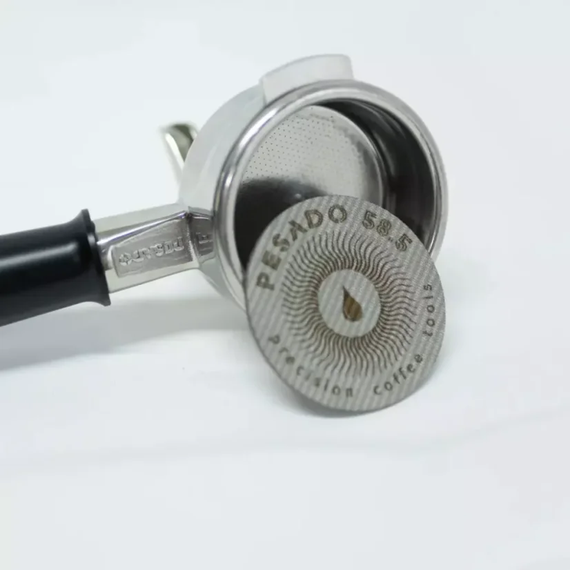 Filtre à café en acier inoxydable Pesado de 58,5 mm de diamètre pour une distribution parfaite du café dans votre panier à expresso.