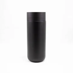 Mug thermique noir Fellow Carter Move 360 Sip Lid d'une capacité de 473 ml, qui est 100% étanche, idéal pour les voyages. Mug thermique noir Fellow Carter Move 360 Sip Lid d'une capacité de 473 ml, qui est 100% étanche, idéal pour les voyages.