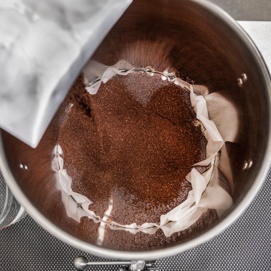 Mletá káva nasypaná do nádoby Toddy Pro 2 počas výroby Cold Brew.