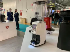 Elektrische Kaffeemühle Eureka Atom Specialty 75 in Chromausführung mit Kunststoffkomponenten.