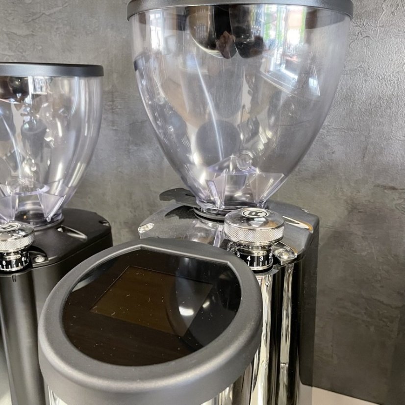 Nastaviteľný espressový mlynček Rocket Espresso SUPER FAUSTO vo striebornej farbe, umožňujúci presné dávkovanie mletej kávy.