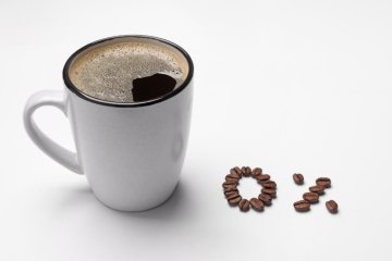 Virbereedung vun koffeinfreien Kaffi an engem Café
