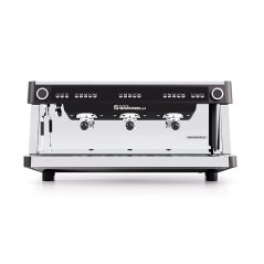 Profesionálny trojpákový kávovar Nuova Simonelli Aurelia Volumetric XT 2GR v čiernej farbe. Profesionálny trojpákový kávovar Nuova Simonelli Aurelia Volumetric XT 2GR v čiernej farbe.
