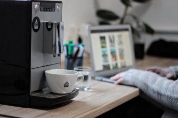 Hvilken kaffemaskine skal man vælge til kontoret?
