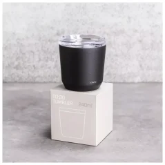 Gobelet thermo noir Kinto To Go Tumbler d'une capacité de 240 ml. Gobelet thermo noir Kinto To Go Tumbler d'une capacité de 240 ml.
