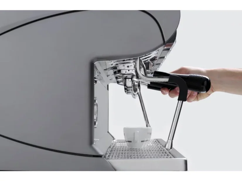 Portafilter a šálky na kávovare Nuova Simonelli Wave UX.