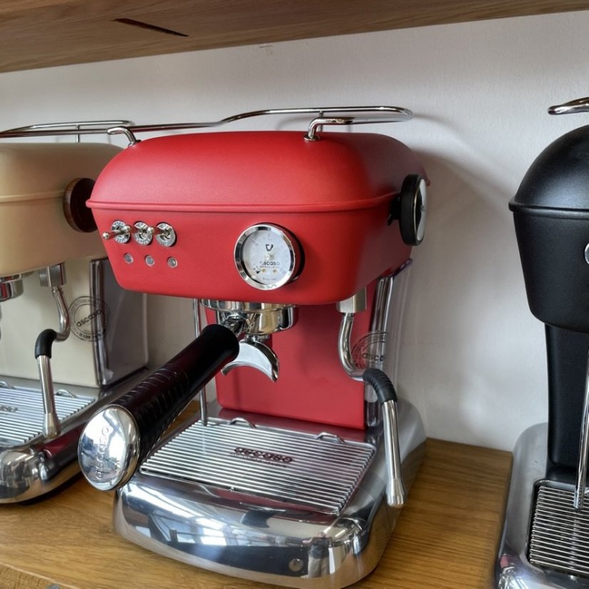 Siebträgerkaffeemaschine Ascaso Dream ONE in stilvollem Rot mit der Bezeichnung Standard für den Hausgebrauch.