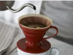 Keramischer roter Kaffeefilter Hario V60-01, geeignet für die Zubereitung von bis zu zwei Tassen Kaffee.