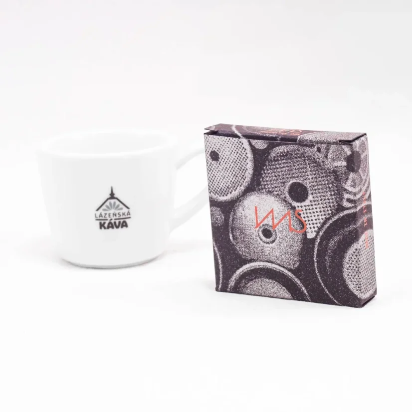 Douche en acier inoxydable pour machine à café dans son emballage d'origine sur fond blanc avec une tasse de café ; Filtres et douches pour machine à café