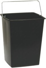 Schwaarze Plastikbehälter fir de Kaffisofall mat engem Metall-Droggrëff uewen. Schwaarze Plastikbehälter fir de Kaffisofall mat engem Metall-Droggrëff uewen.