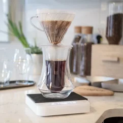 Elegantná kanvička na kávu Kruve Pique Carafe s objemom 300 ml, ideálna pre prípravu kvalitnej kávy.