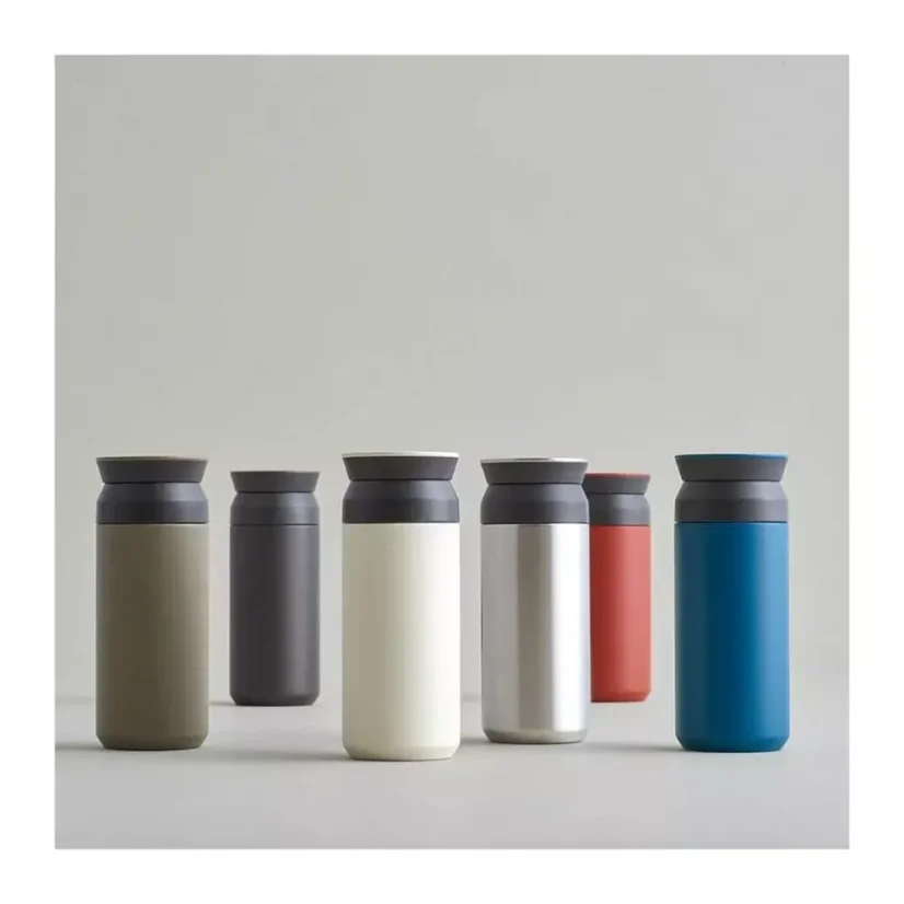 Čierny cestovný termohrnček Kinto Travel Tumbler s objemom 350 ml, ideálny pre milovníkov kávy na cestách.