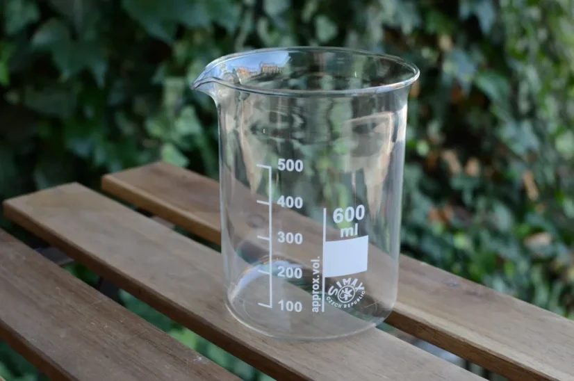 Niedrige Glaskanne, 600 ml, für das Sitzen im Freien