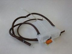 Waasserbehälter-Assemblée (Air Break), en duerchsichtege Plastikbehälter mat Schläich an engem orangene Mikroschalter.