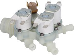 Elektromagnéitesche Ventil mat engem wäisse Plastikkierper a méi Solenoidspullen mat Stecker.