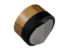 Schwerer Kaffee Tamper Zebrano mit einem Durchmesser von 58,4 mm und einem hölzernen Griff.