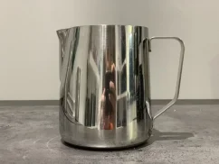 Srebrny dzbanek na mleko Rhinowares Pro 950ml (2) używany, idealny do latte art.