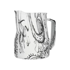 Čierno-biela kanvica na mlieko Motta s objemom 500 ml, ideálna na prípravu kávových nápojov. Čierno-biela kanvica na mlieko Motta s objemom 500 ml, ideálna na prípravu kávových nápojov.