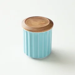 Réserve en céramique pour le café en couleur turquoise. Réserve en céramique pour le café en couleur turquoise.
