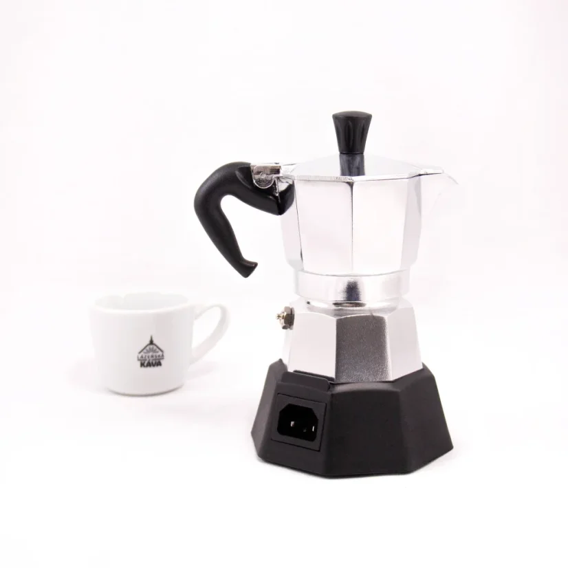 Oldalnézet egy ezüst Bialetti Moka Elettrika Standard moka kancsóra, hőforrással, a háttérben egy csészével kávés motívumokkal.