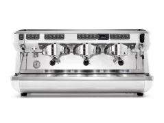 Biely profesionálny pákový kávovar Nuova Simonelli Appia Life XT 3GR s jedným bojlerom.