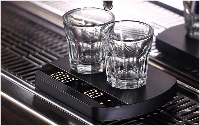 Scale placed on the Felicita ARC coffee machine with glasses.