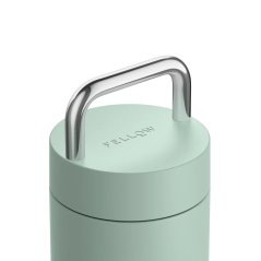 Praktischer Reisebecher im mintfarbenen Design mit Edelstahlgriff.