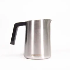 Carafe à lait Subminimal Flowtip argentée sur fond blanc