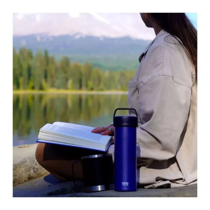 Le Presse Café Ultra Léger en bleu foncé a une capacité de 450 ml et est idéal pour préparer un café délicieux avec un confort maximal.