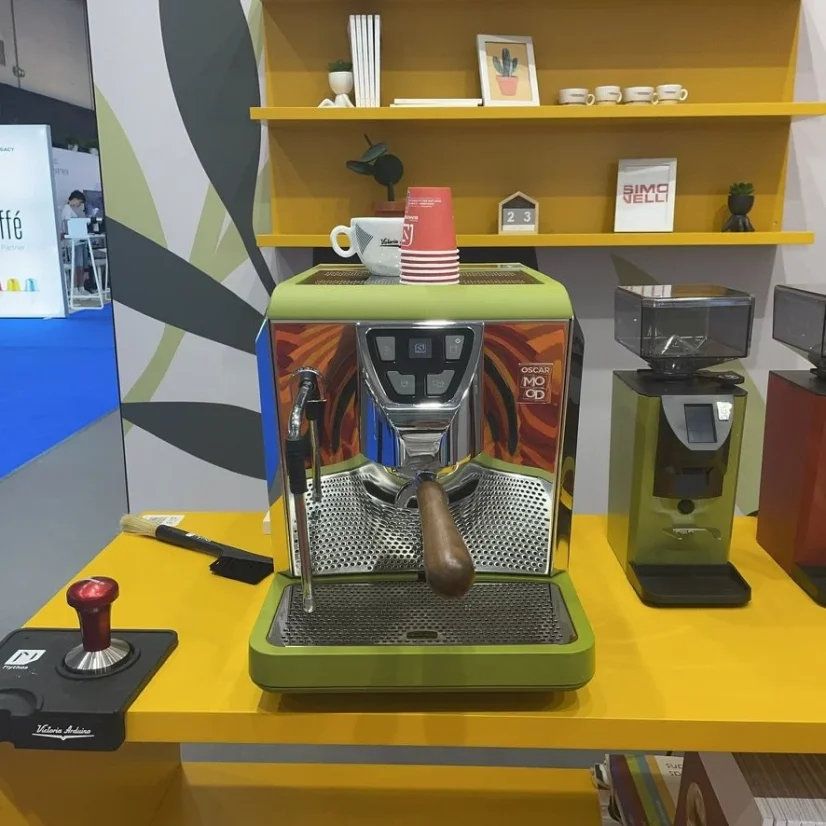 Domáci pákový kávovar Nuova Simonelli Oscar Mood vo farbe guacamole s funkciou ohrievania šálok.