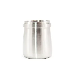 Edelstahldose zum Mahlen von Kaffee aus Stahlmaterial auf weißem Hintergrund. Edelstahldose zum Mahlen von Kaffee aus Stahlmaterial auf weißem Hintergrund.