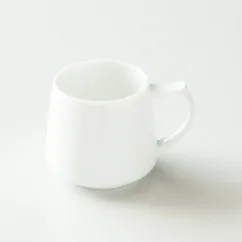 Biely origami hrnček na kávu alebo čaj s objemom 320 ml.